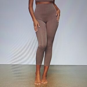 XXS    SKIMS LOW BACK COMPRESSION LEGGINGS